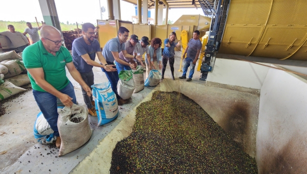 Edvaldo Magalhães comemora início de testes dos equipamentos do Complexo Industrial do Café